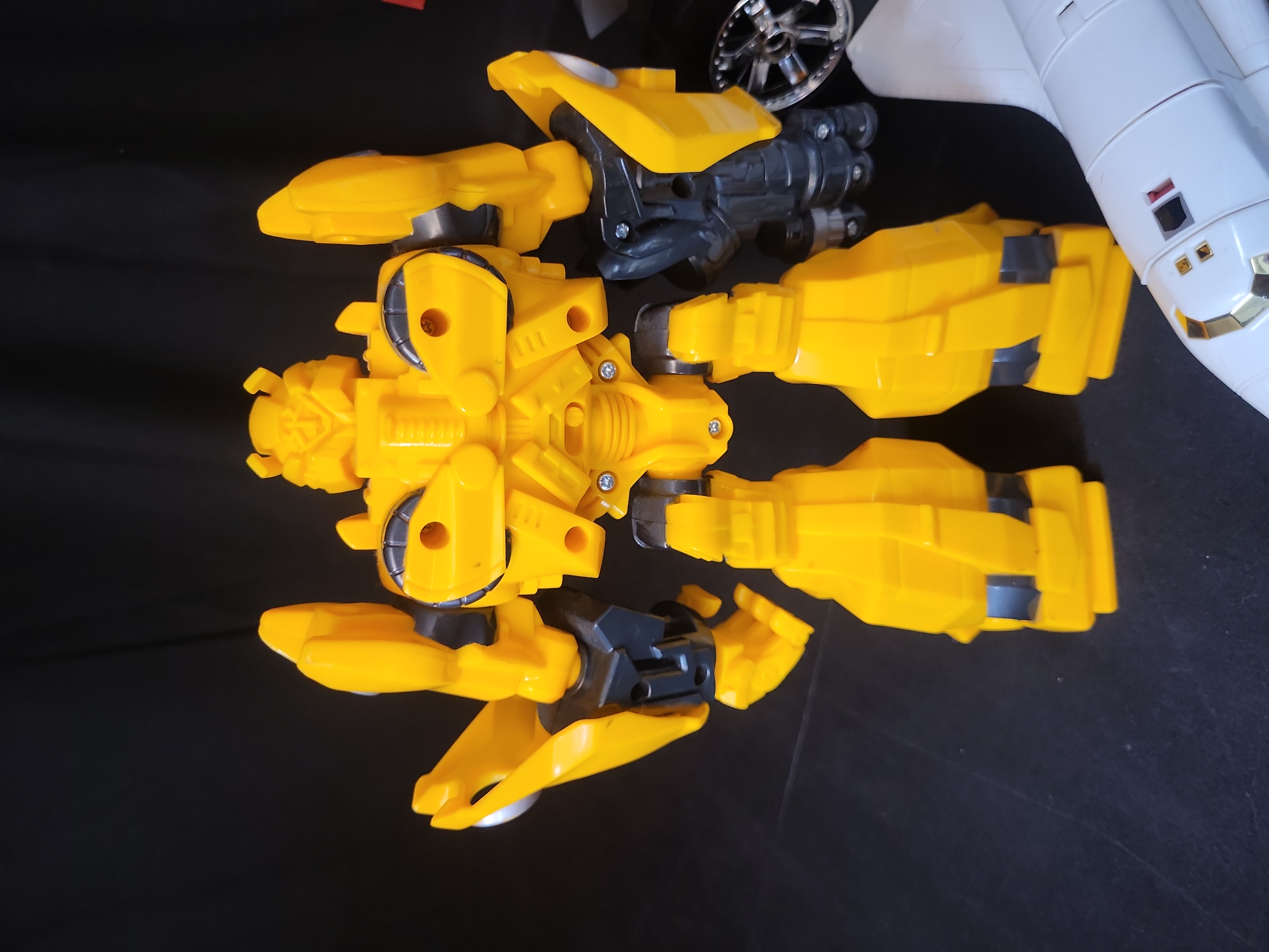 I03513 | A Collection of Transforming Robot Action Figures Including Hasbro Transformers Cybertron Supreme Class Starscream and Movie Bumble
