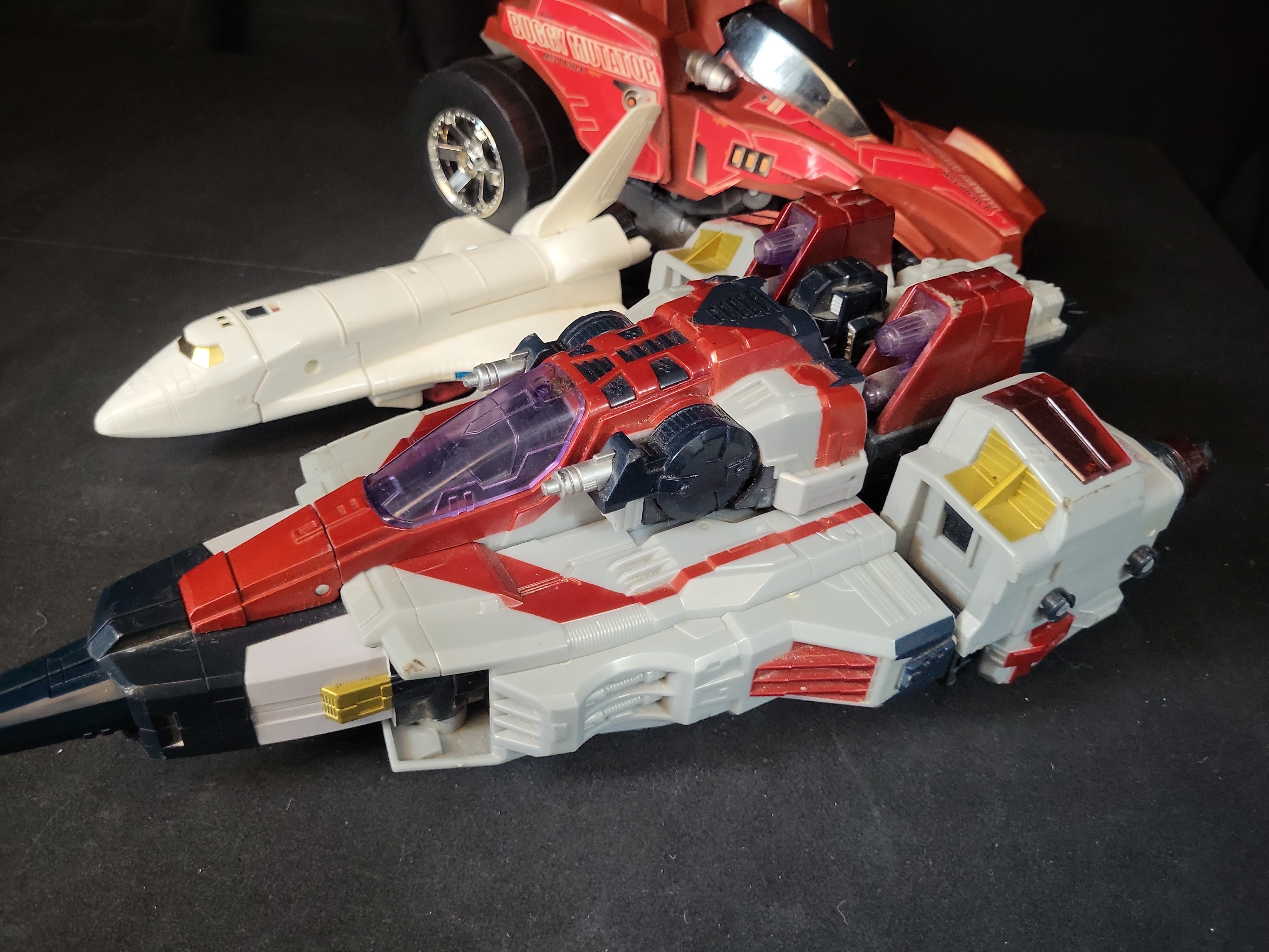 I03513 | A Collection of Transforming Robot Action Figures Including Hasbro Transformers Cybertron Supreme Class Starscream and Movie Bumble