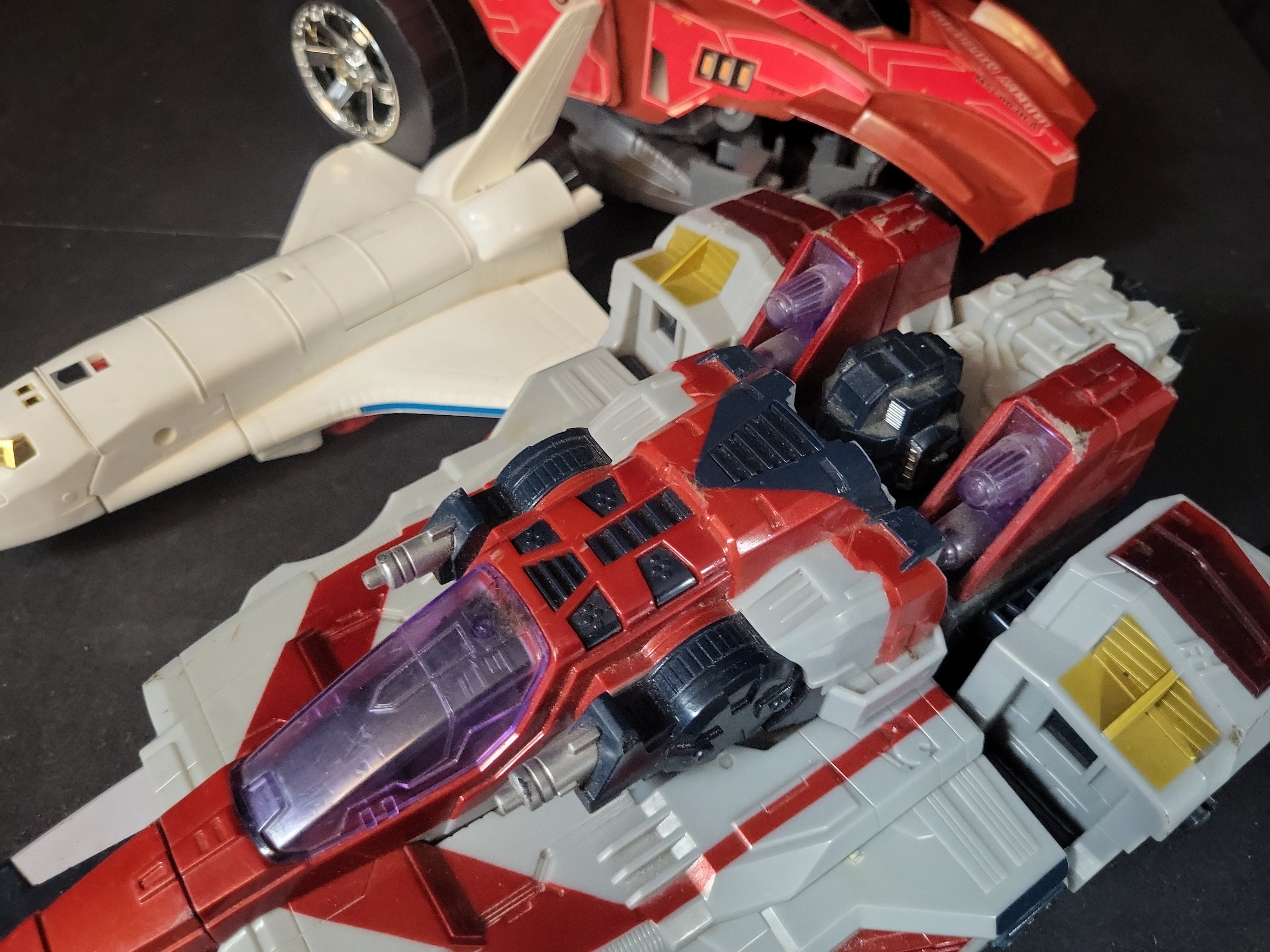 I03513 | A Collection of Transforming Robot Action Figures Including Hasbro Transformers Cybertron Supreme Class Starscream and Movie Bumble