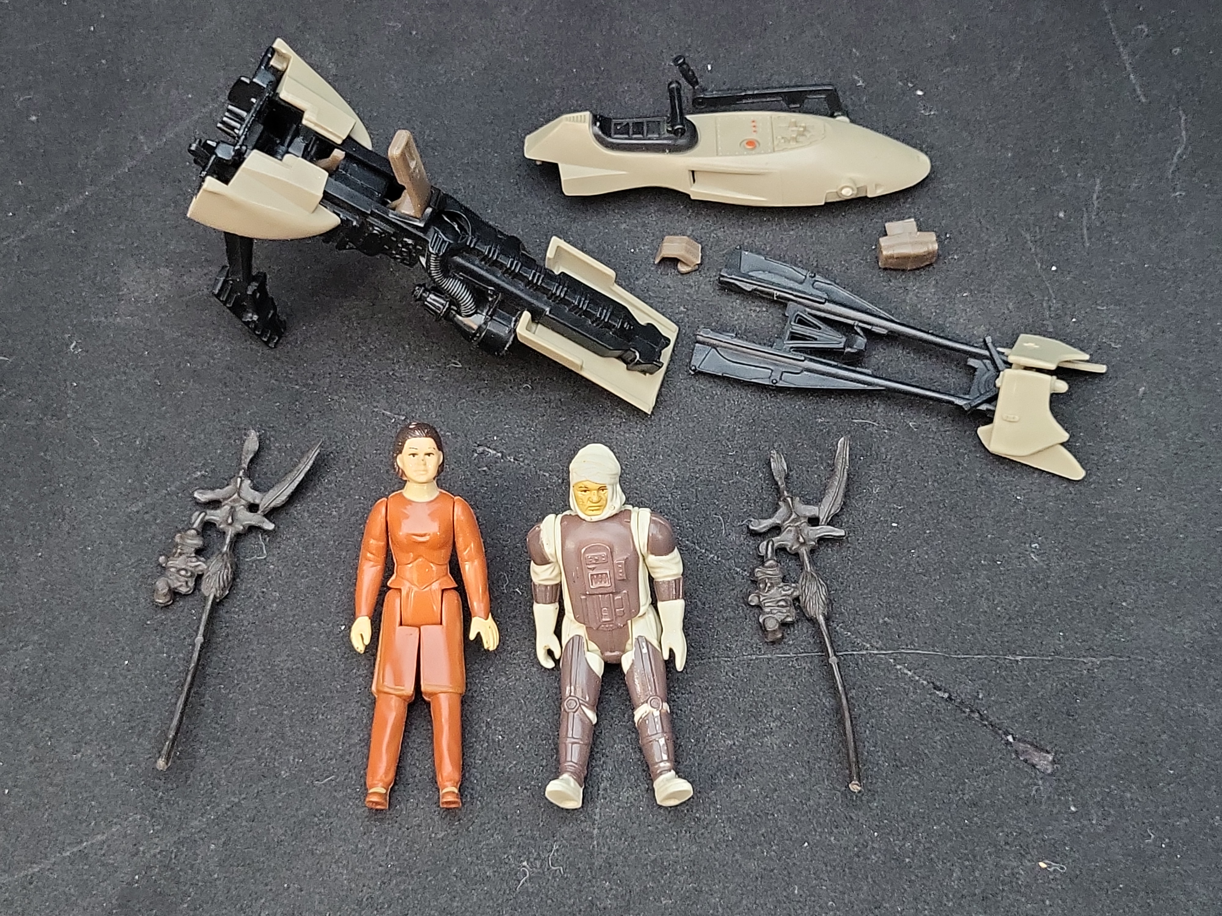 I03635 | A Group of Vintage Kenner Star Wars Action Figures and Speeder Bike Components