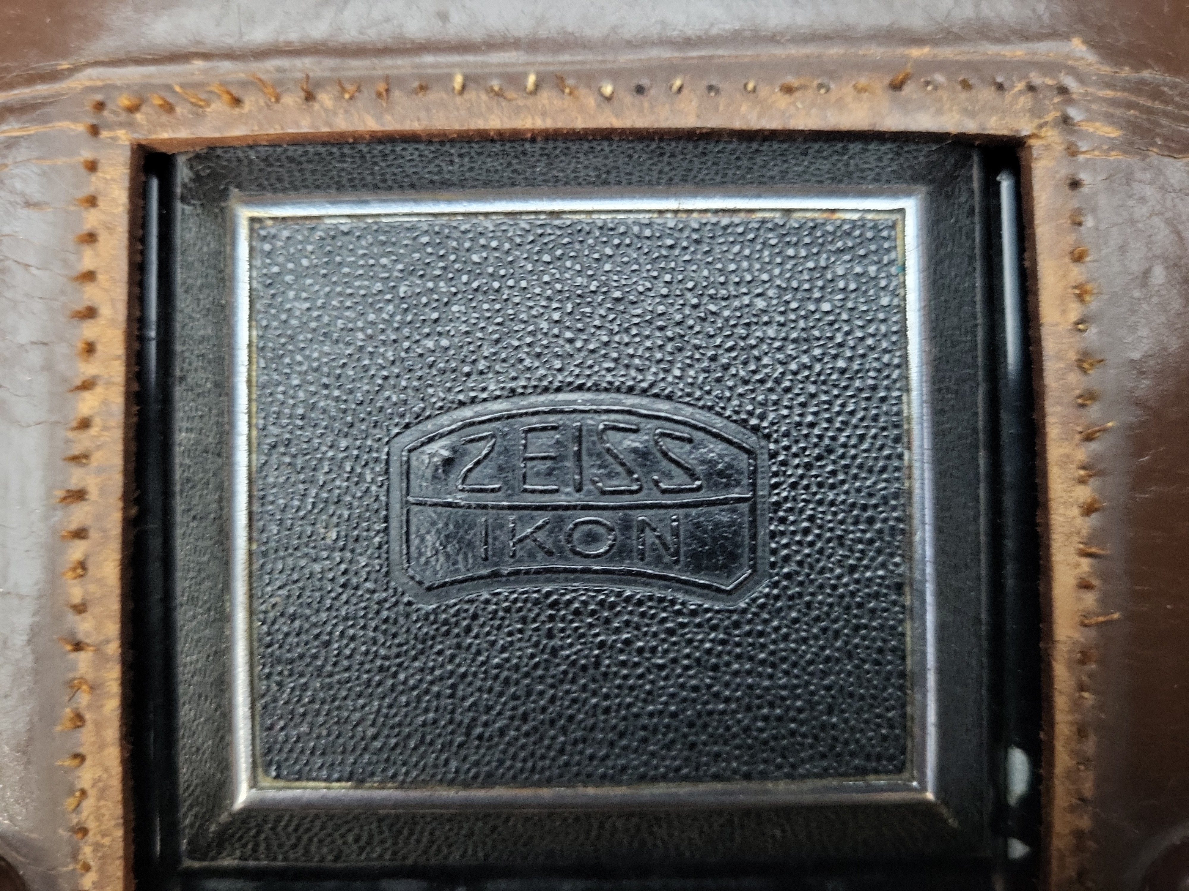 I03637 | A Collection of Vintage Folding and Instant Cameras with Accessories