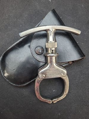 I03657 | Argus Manufacturing Company The Iron Claw Police Come-Along Restraint with Leather Pouch. 