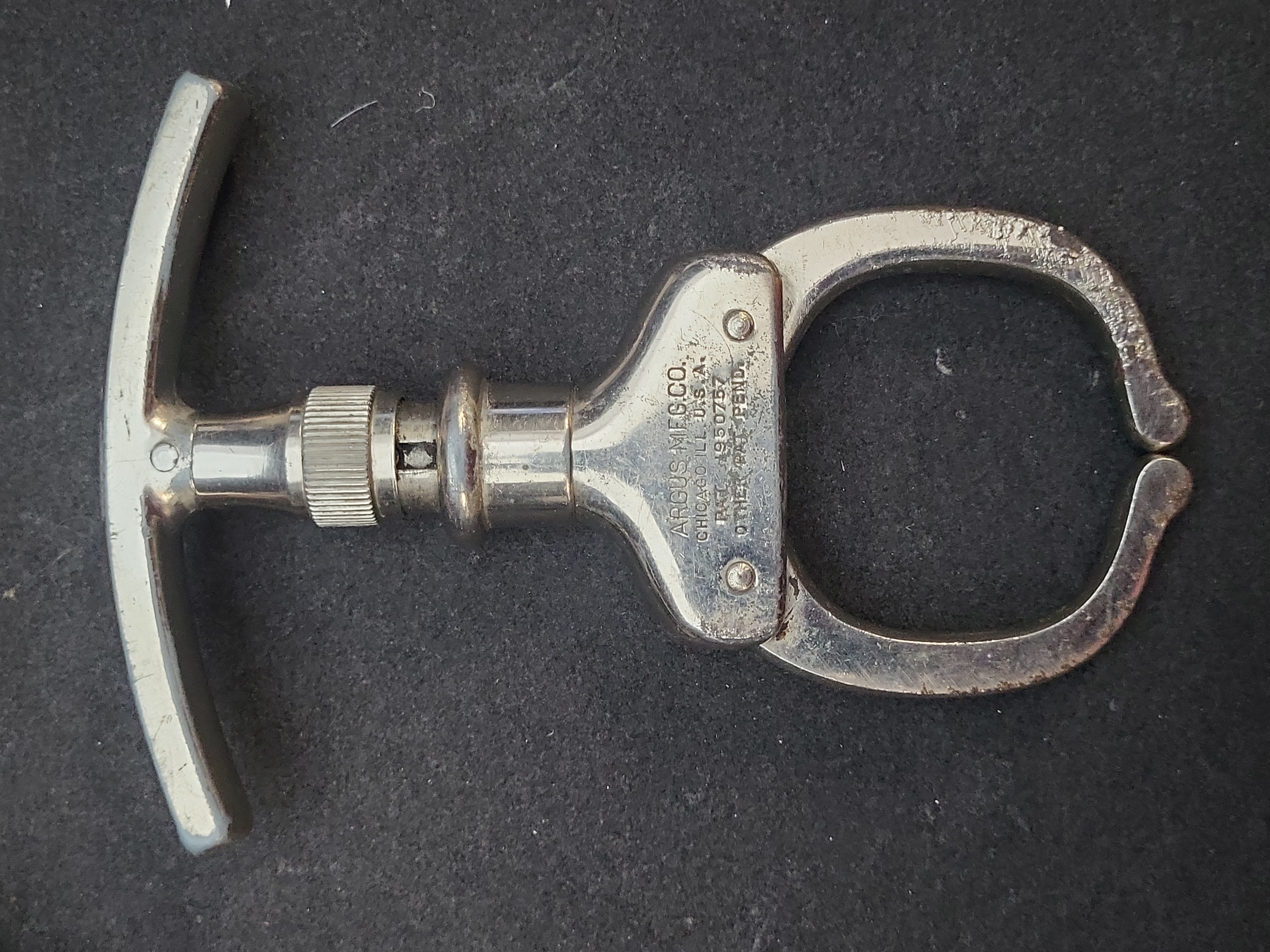 I03657 | Argus Manufacturing Company The Iron Claw Police Come-Along Restraint with Leather Pouch