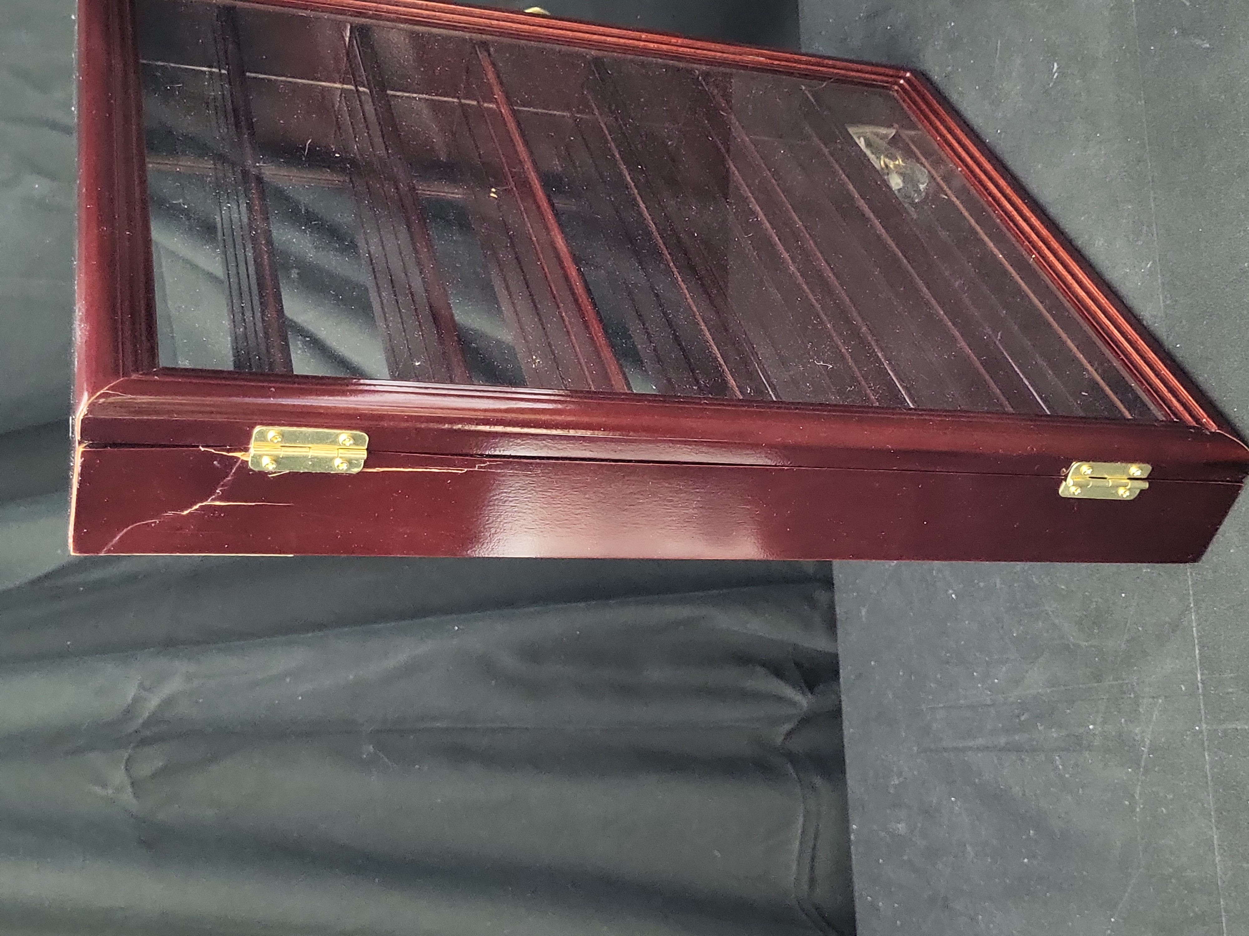 I03647 | sfDisplay Wooden Wall-Mounted Seven-Compartment Display Case