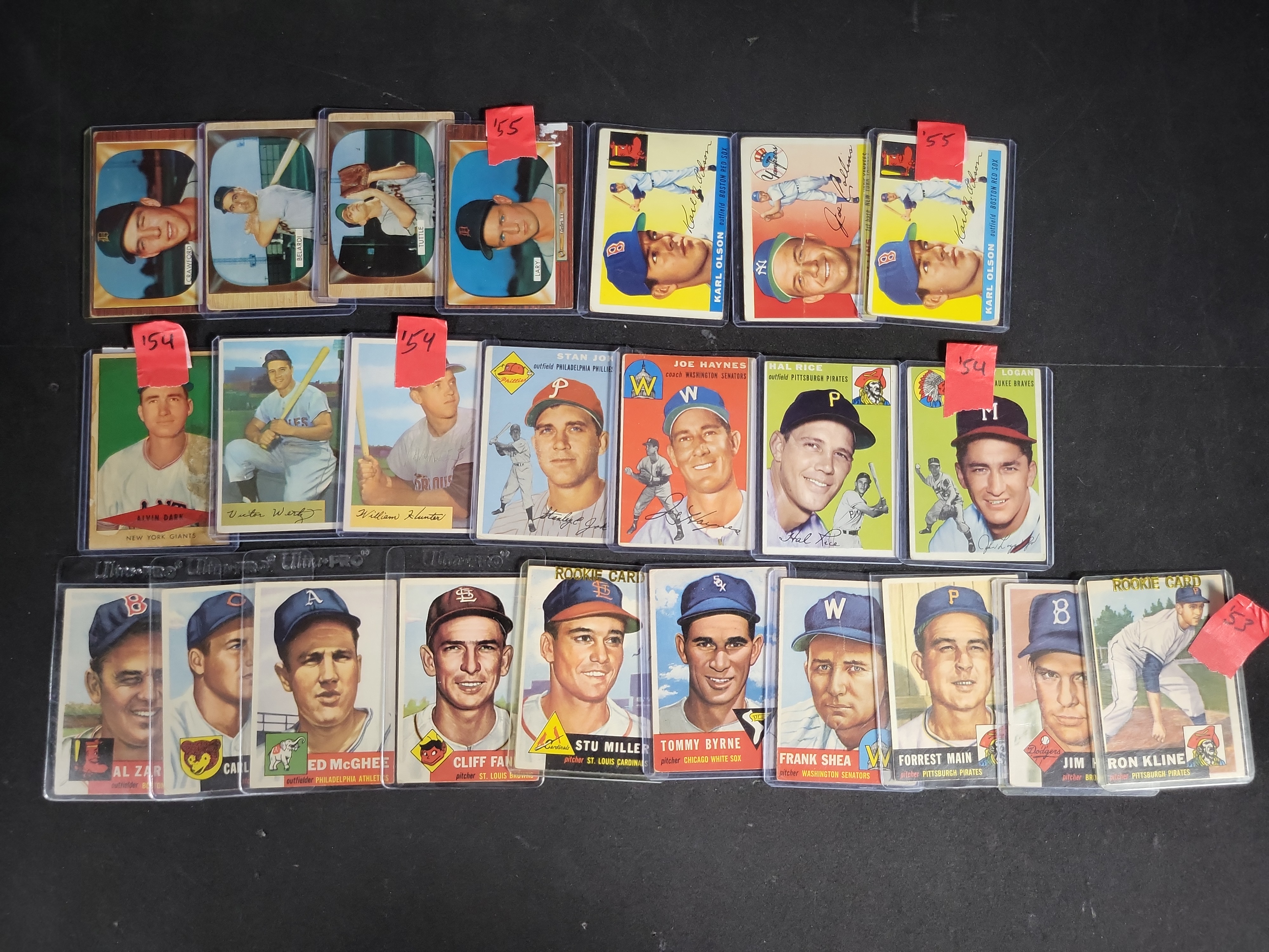 I04242 | An Assortment of Vintage Baseball Cards