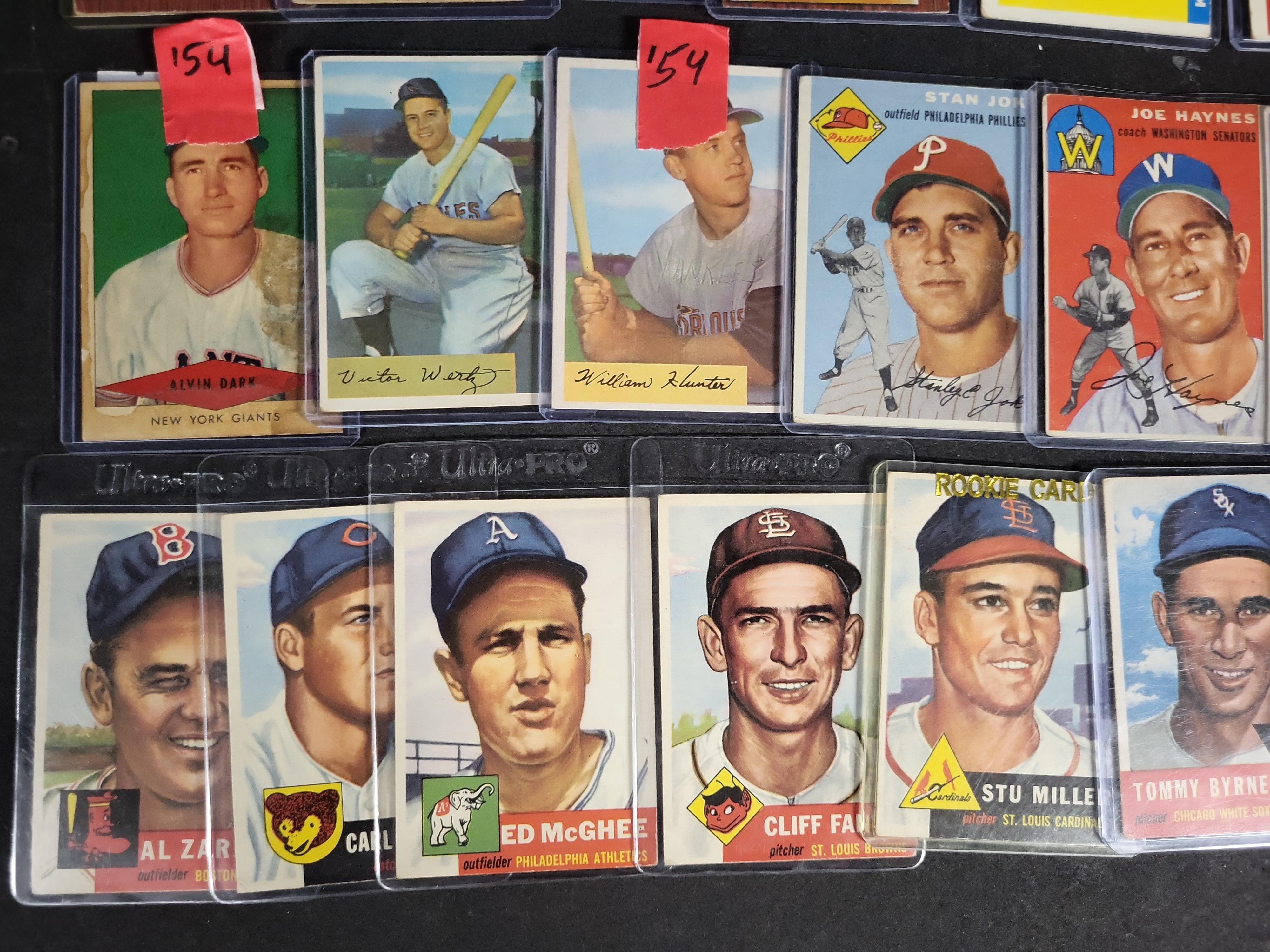 I04242 | An Assortment of Vintage Baseball Cards