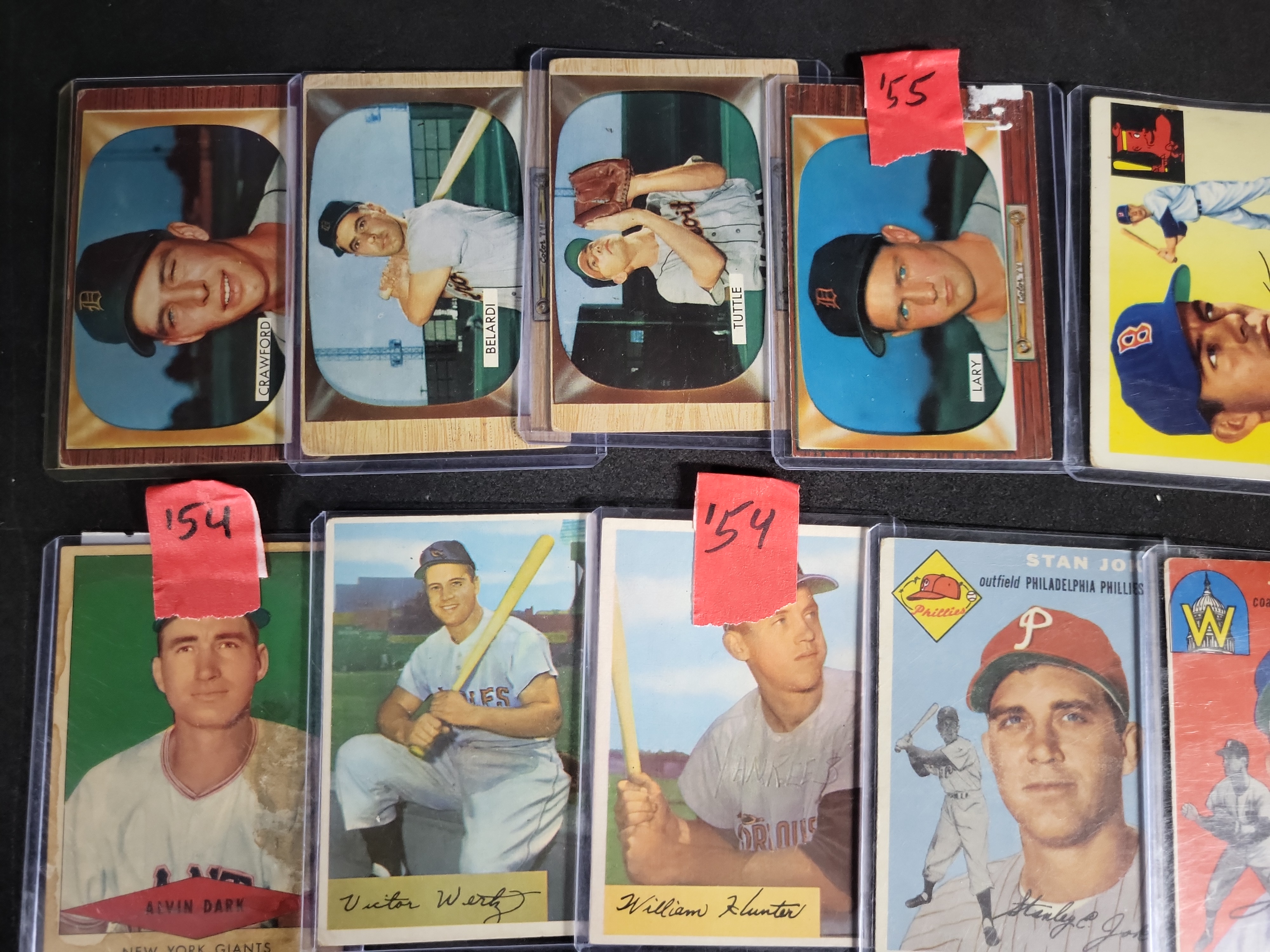 I04242 | An Assortment of Vintage Baseball Cards