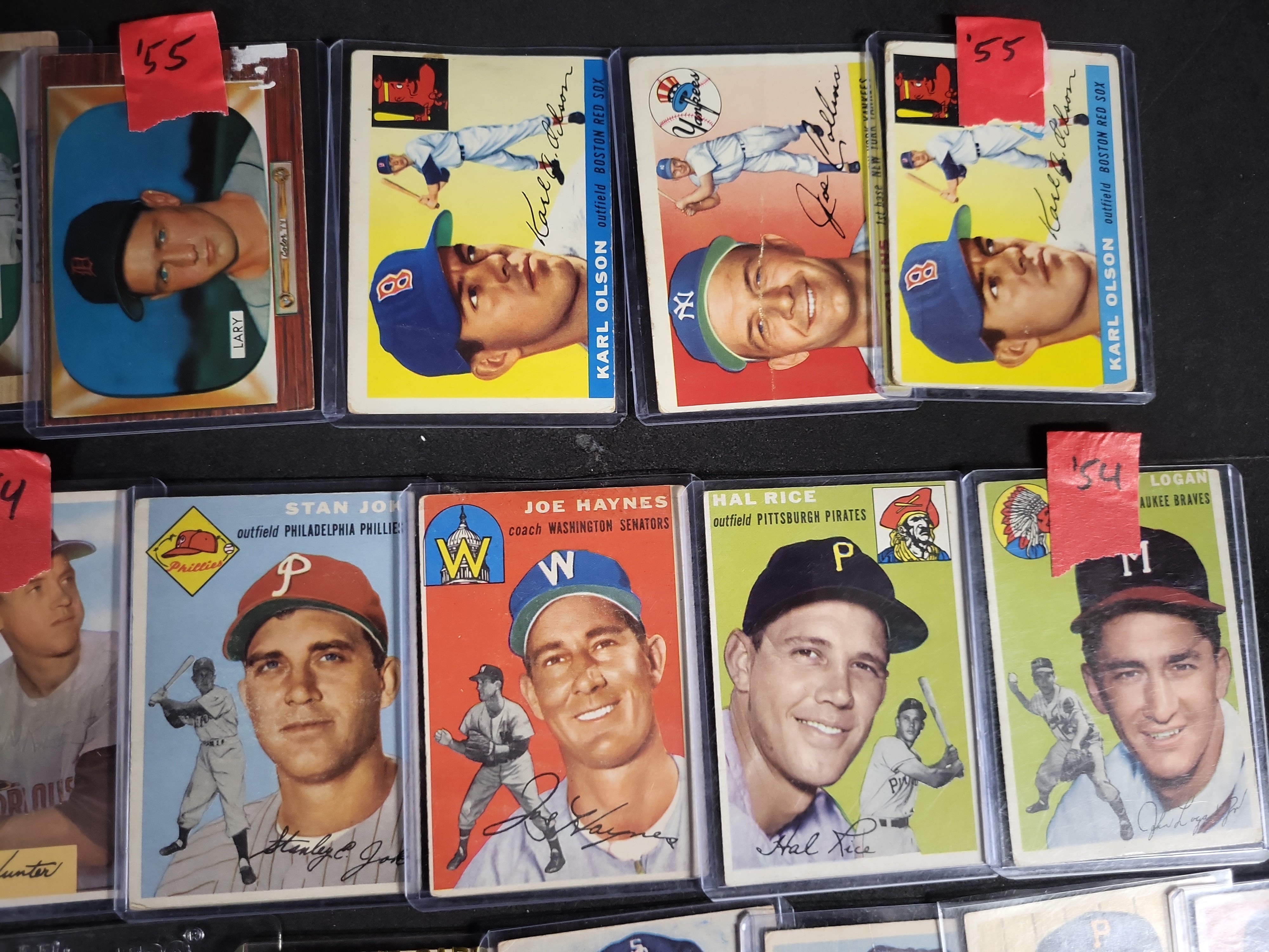 I04242 | An Assortment of Vintage Baseball Cards