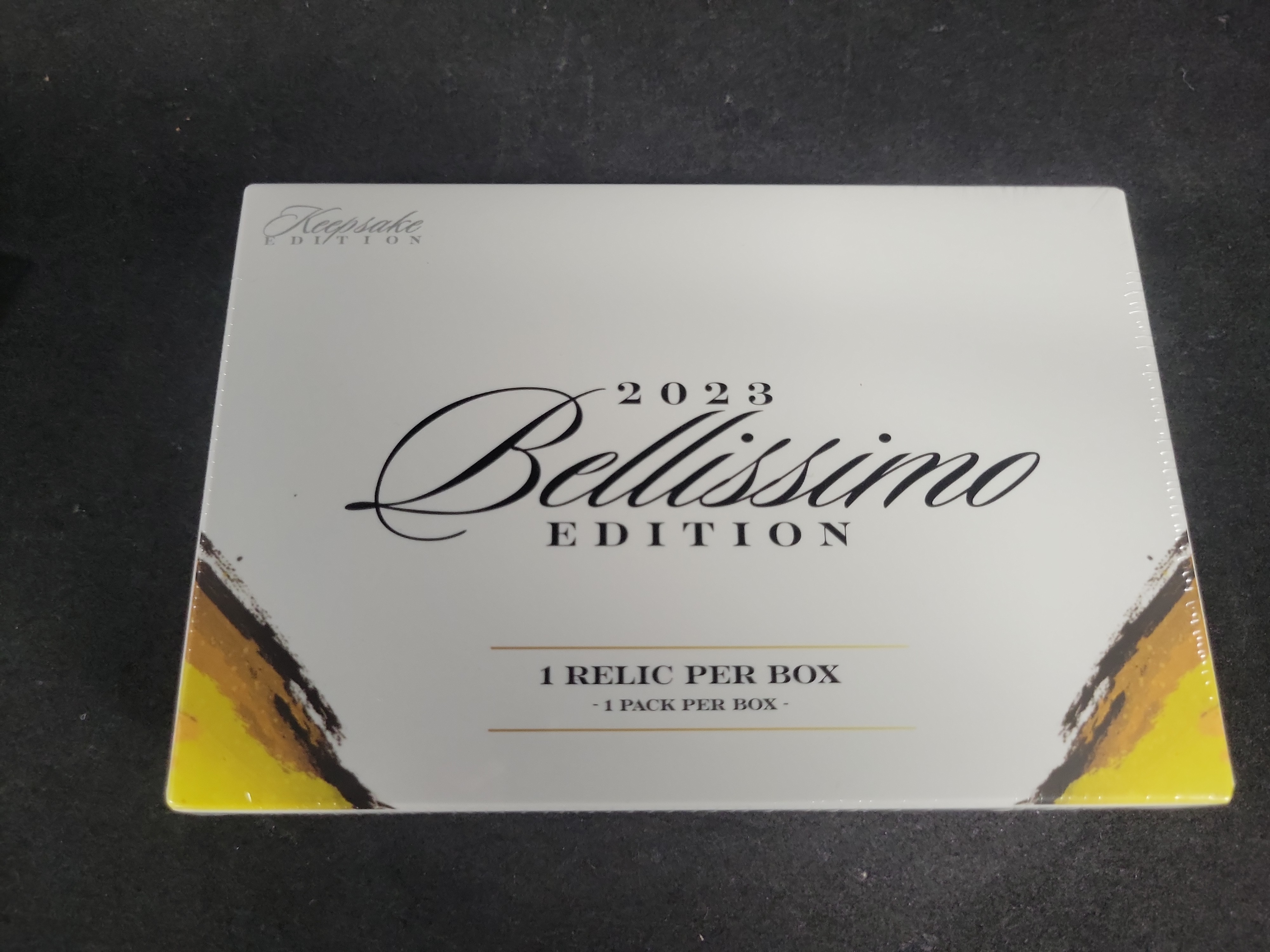 I04467 | Keepsake Bellissimo Box and Trading Cards