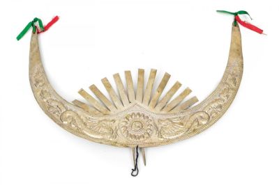 LARGE IMPRESSIVE ASIAN SILVER REPOUSSE CROWN. The curved silver crown made in one piece with a