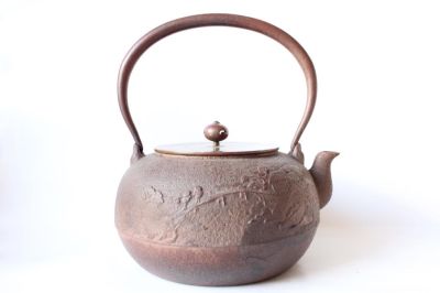 Japanese Iron Teapot. 9" L Please note the absence of a condition report does not imply that