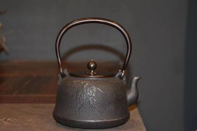 Japanese Iron Teapot. 18cm L 20cm H 1609.2g Weight Please note the absence of a condition report