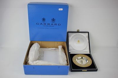 Garrard - Large Silver dish in original box which commemorates the 400th Anniversary of the 