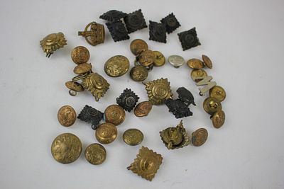 A box of military buttons etc (42)
