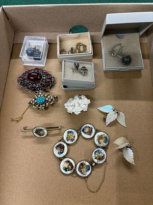 A box of costume jewellery including yellow metal earrings, vintage brooches etc
