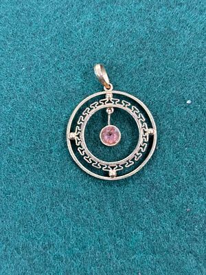 An Edwardian yellow metal 9 ct Gold Pendant with hanging stone