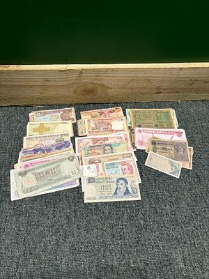 A worldwide collection of Bank notes (approx 100)