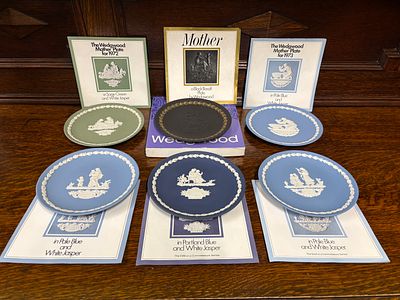 Wedgwood - Six Mother's Day plates each with their certificates but only one box. Diameter 16.5 cm.