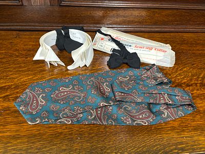 Eight semi stiff collars (four still in wrappers), two black bow ties and a green Paisley cravat