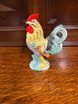 A pottery cockerel measuring 21 cm tall