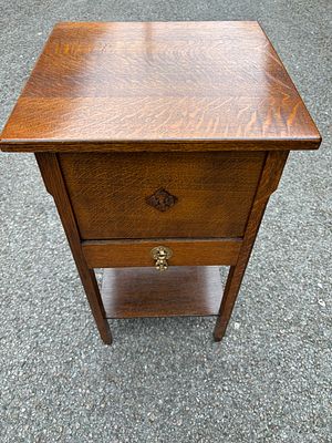 An early 20th century oak sewing table having a lift up lid, lined interior and drawer under. 