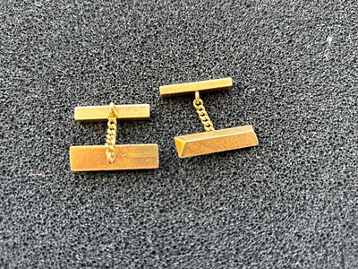 A pair of vintage 18 ct gold cufflinks of chain bar design weighing 10.63 gm