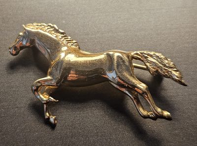 A 9ct gold brooch, modelled as a prancing horse, length 4cm, 4.3g