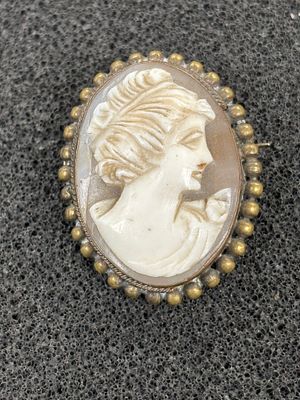 A cameo pendant / brooch