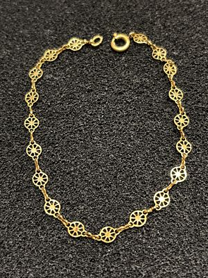 A yellow metal bracelet, weighing 1.73 gm