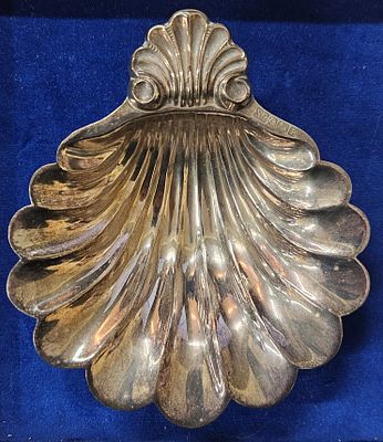 An HM silver butter dish, modelled as a shell clam on trefoil feet, Sheffield 1989, 114g, in 