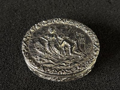 A Continental silver lidded box being 5.5 cm wide and weighing 41 gm
