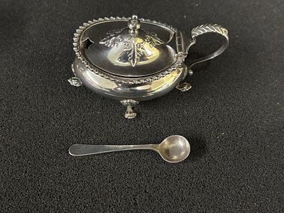 A HM Silver mustard pot (no liner) with spoon weighing 97.25 gm