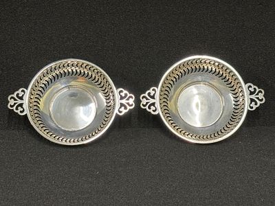 A pair of HM silver quaich bowls weighing 85.5 gm. Diameter (excl handles) 9.5 cms