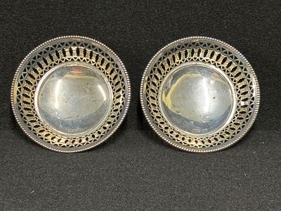 A pair of HM silver dishes on three feet weighing 48.79 cm. Diameter 8 cm