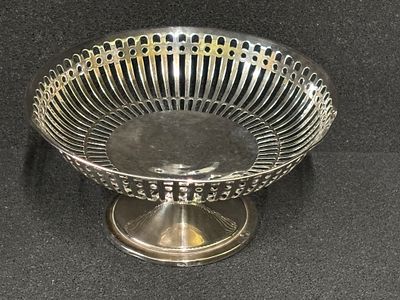 A HM Silver bon bon dish on weighted base 14 cm diameter and 7 cm high. Total weight 143 gm