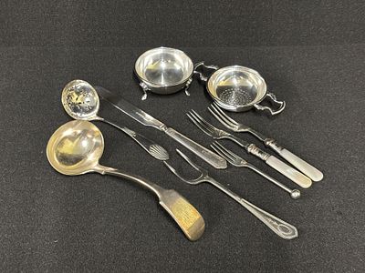 A mixed lot of silver plate to include a tea strainer, pickle forks etc