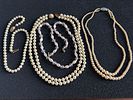 Four pearl necklaces in clam shell caseImage - 1