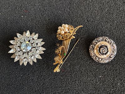 Two brooches together with a scarf ring