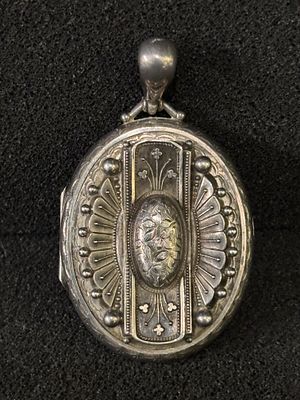 A HM Silver locket measuring 6cm x 5 cm and weighing 29.76 gm