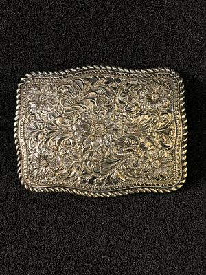 A 22 ct gold on silver buckle measuring 8cm x 6cm