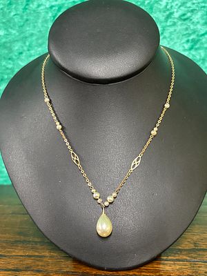 A 9ct gold and pearl necklace being 15" long