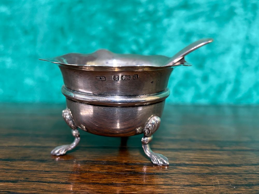 A HM silver mustard pot and spoon (no liner) weighing 38 gm