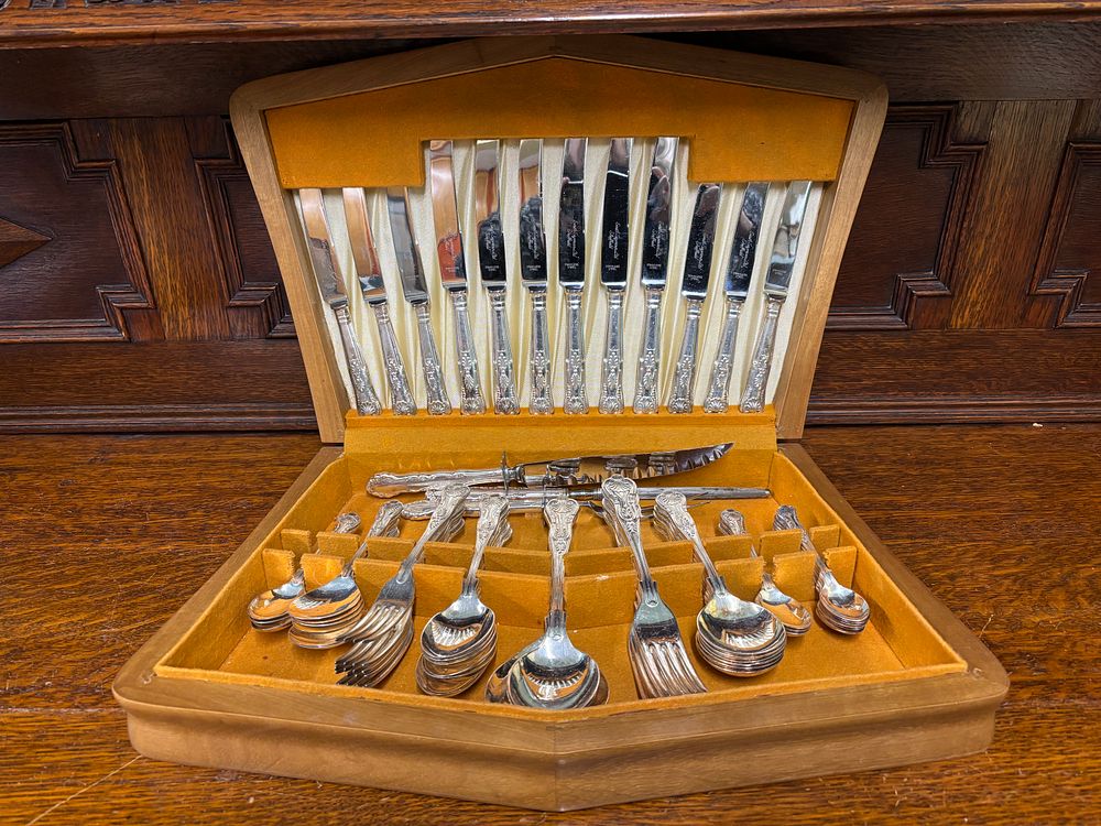 A canteen of cutlery in fitted box