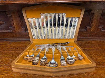 A canteen of cutlery in fitted box