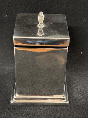 A HM Silver box with hinged lid measuring 10 cm x 6 cm and weighing 206.51 gm