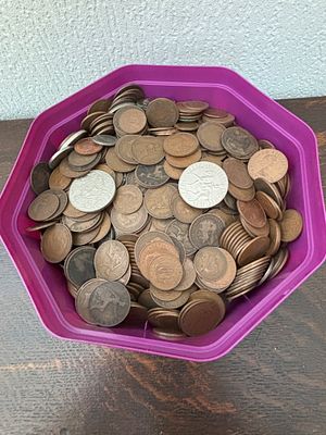 A Collection of UK Pre-Decimal and Commemorative Coins. A collection of British coinage 