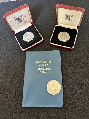 A Collection of UK Decimal Coinage including a 1971 First Decimal Set and 1973 EEC 
