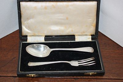 A Pair of Silver-Toned Shell-Pattern Flatware Items in a Fitted Case. A matching pair of 