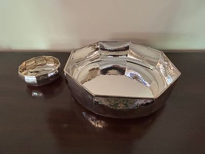 A Pair of Royal England Silver-Plated Octagonal Planished Bowls. A matching pair of graduated 