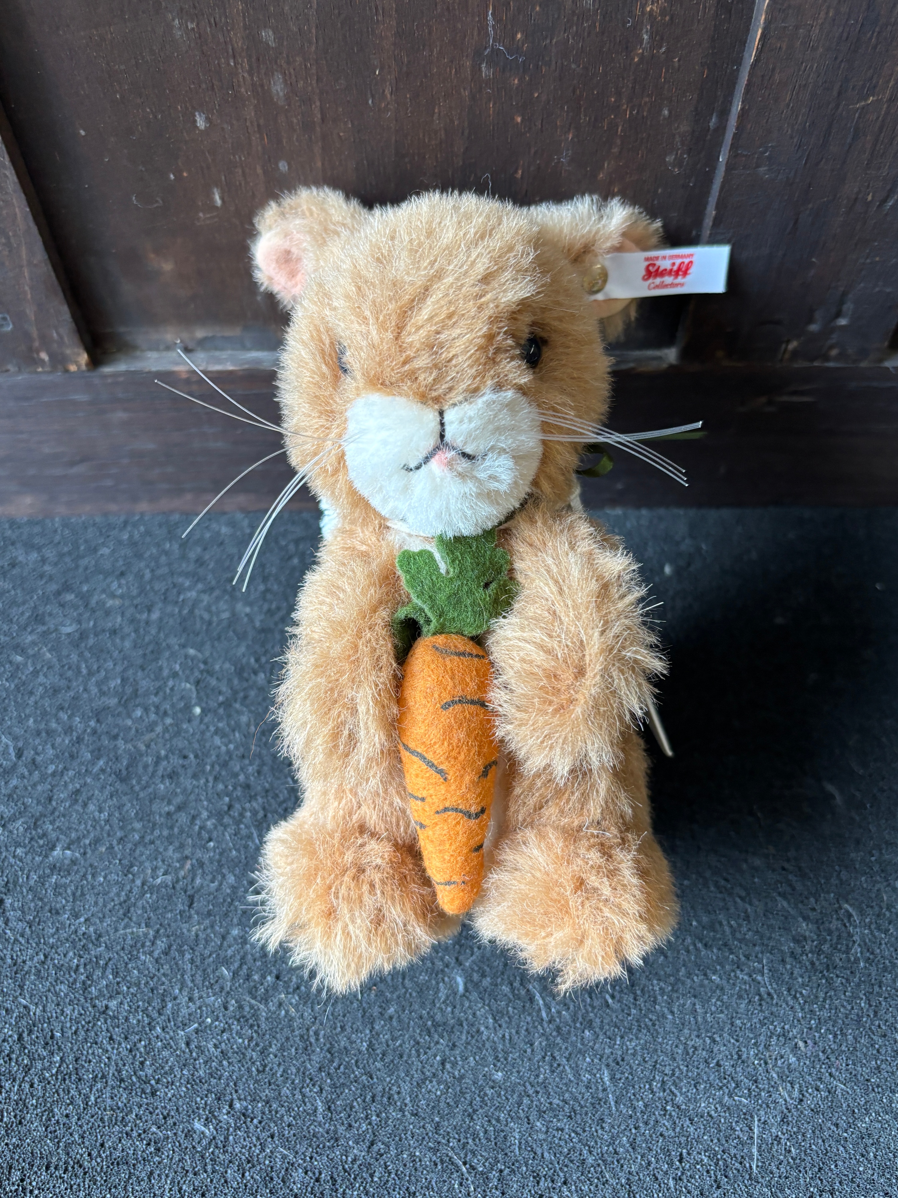 Steiff Limited Edition Mommel Hase Alpaca Rabbit with Carrot 2016 c 16 cm tall with certificate